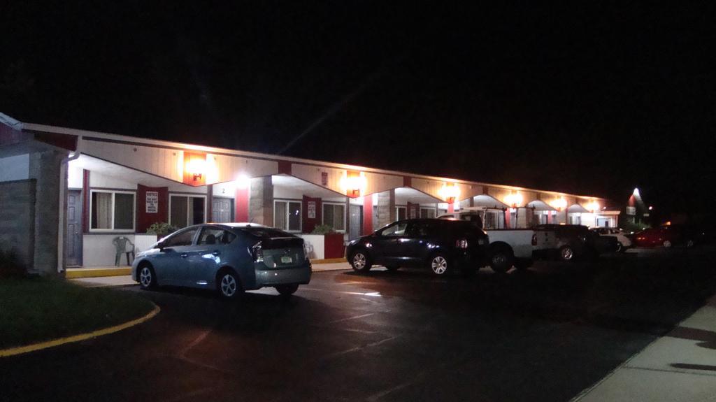 Pinconning Trail Inn Motel Exterior foto