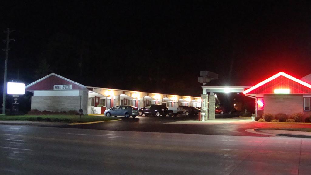 Pinconning Trail Inn Motel Exterior foto